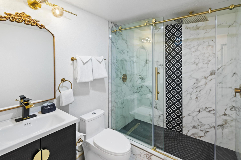 Renovated King Room - Art Hotel