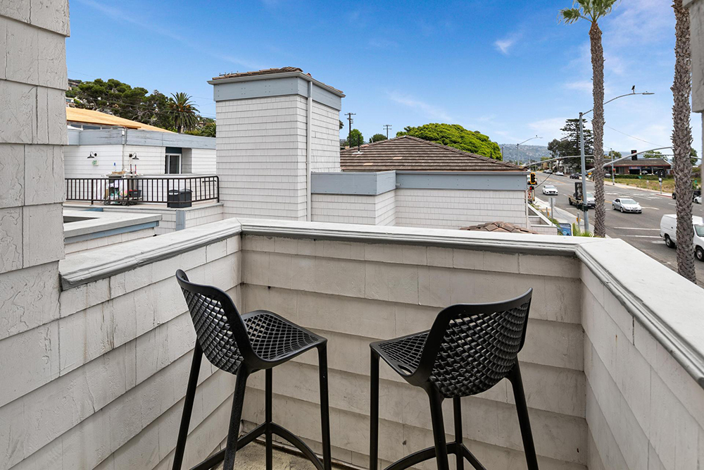 Renovated Double King Balcony - Art Hotel