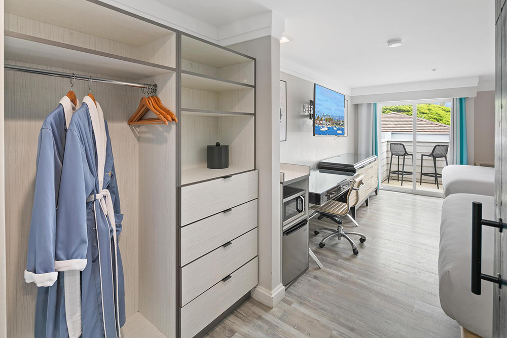 Renovated Double King Balcony - Art Hotel