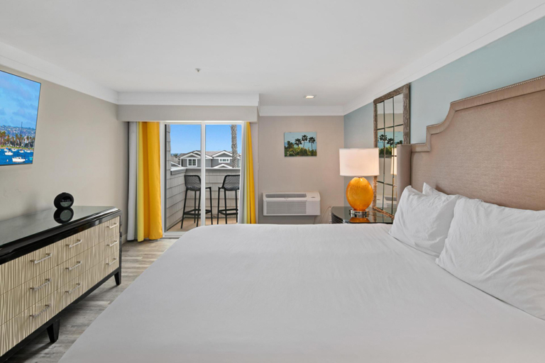 Renovated King Room Balcony - Art Hotel