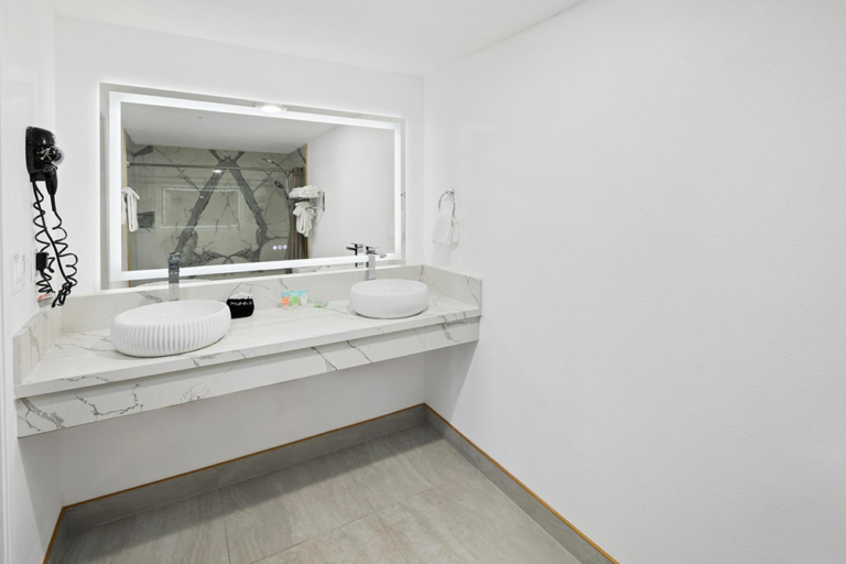 Renovated Double King Room - Art Hotel