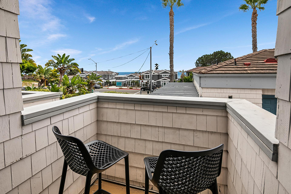 Renovated King Room Balcony - Art Hotel