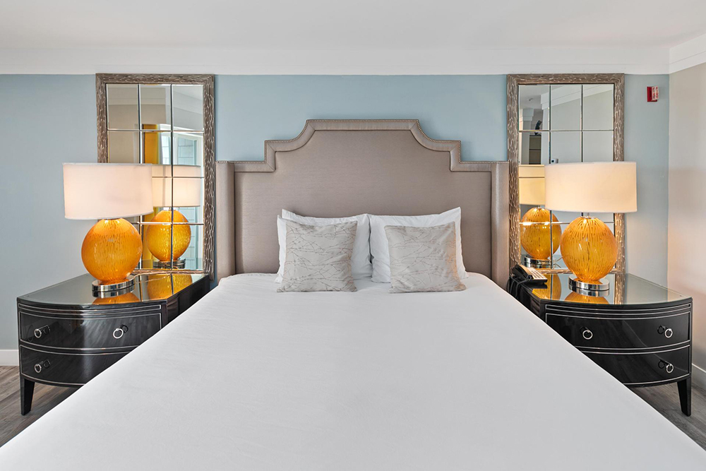Renovated King Room Balcony - Art Hotel